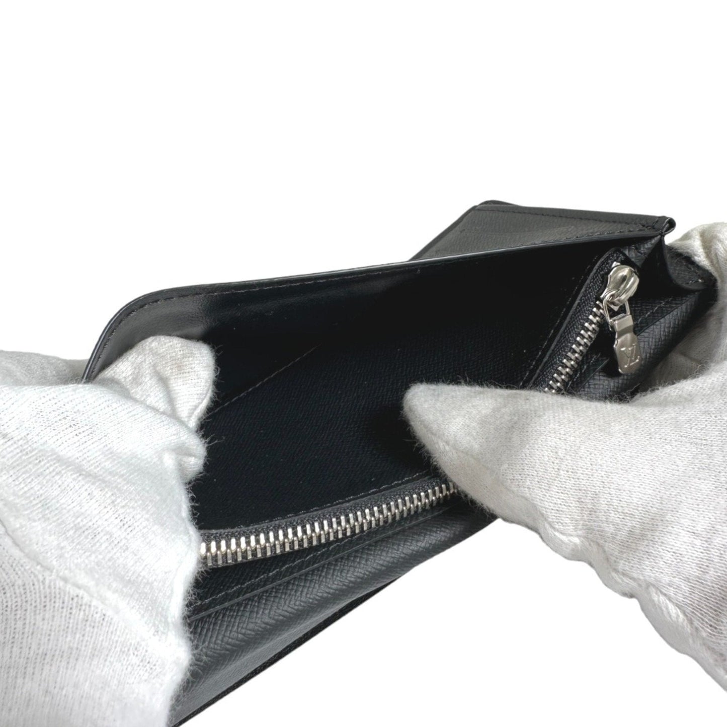 Taiga Leather Pocket Wallet with Multiple Compartments