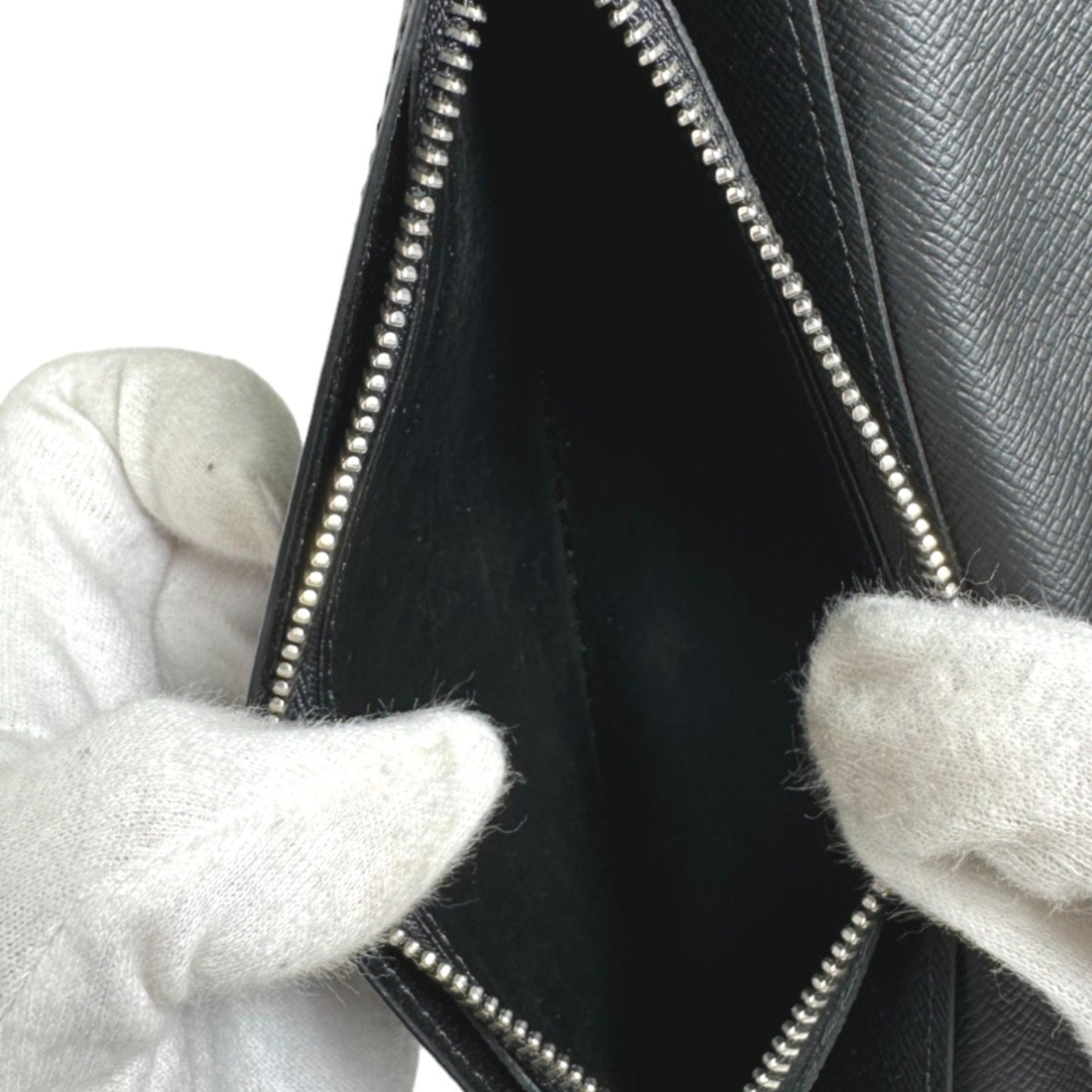 Taiga Leather Pocket Wallet with Multiple Compartments