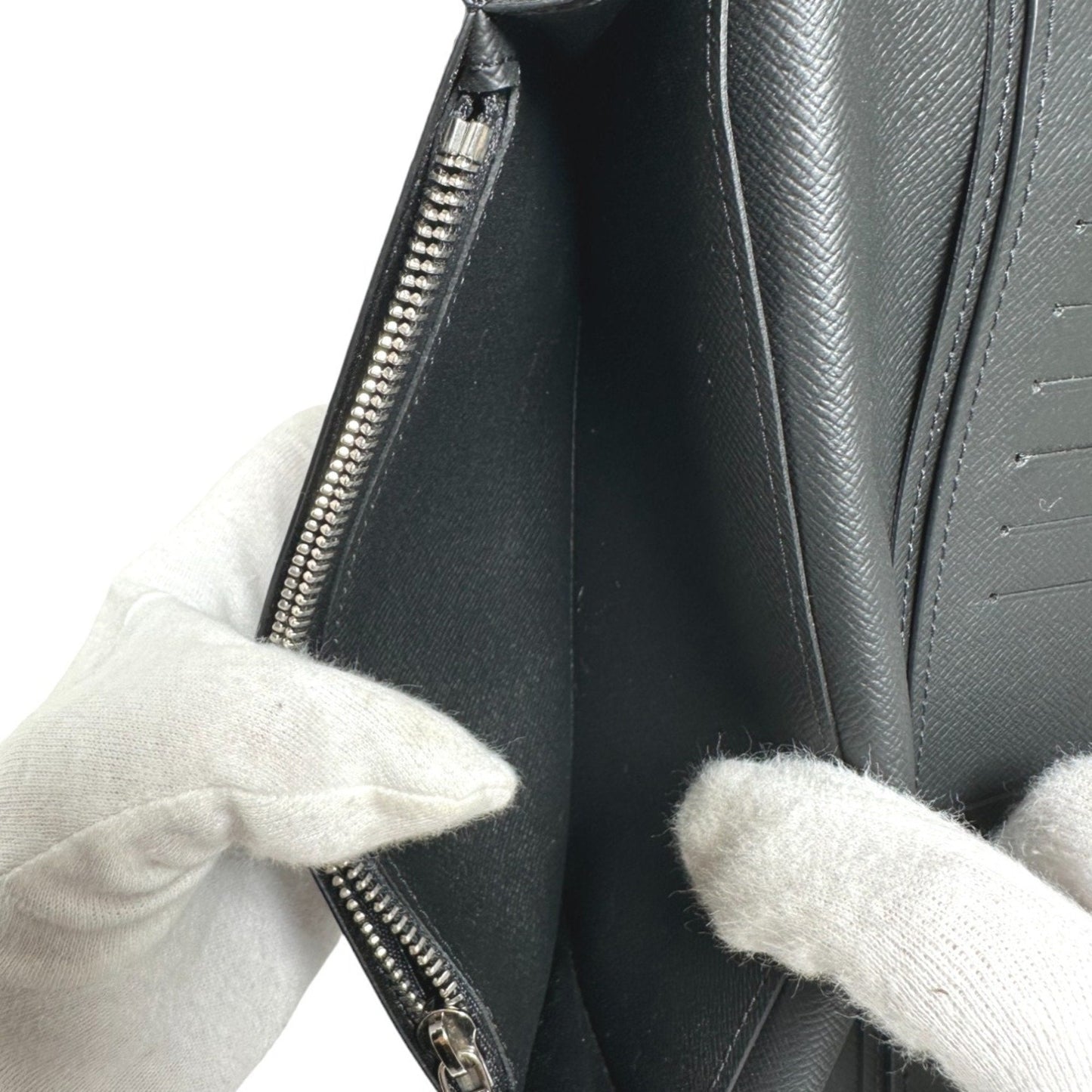Taiga Leather Pocket Wallet with Multiple Compartments