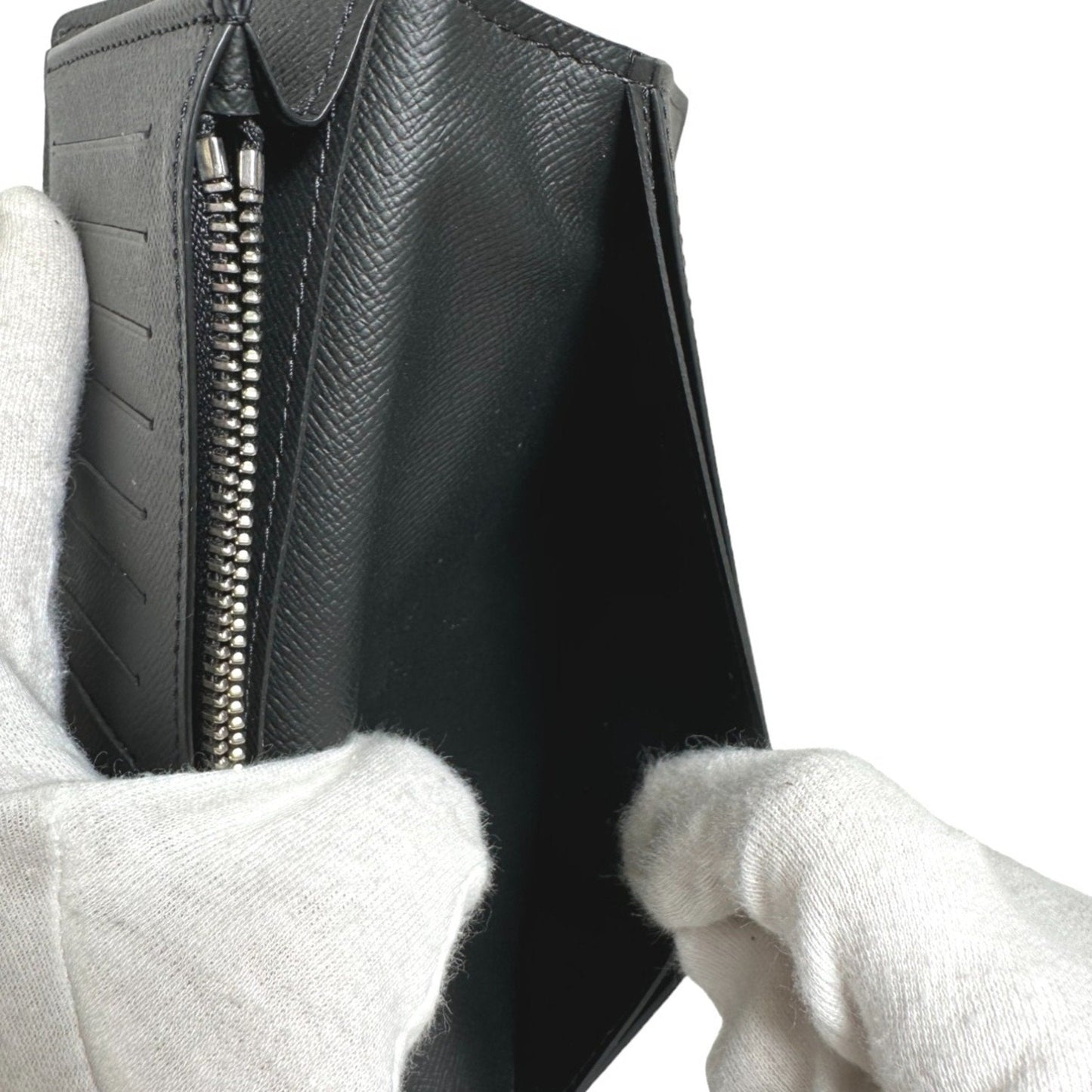 Taiga Leather Pocket Wallet with Multiple Compartments
