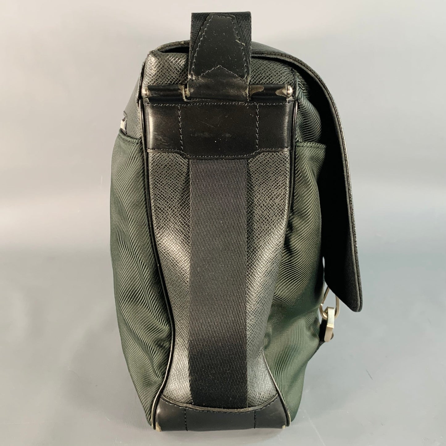 LOUIS VUITTON Dersou Taiga Black Green Nylon Twill Leather Messenger Bag