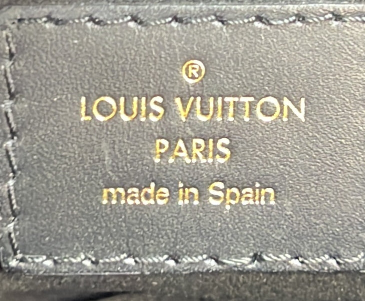 V Tote Monogram Empreinte Leather MM