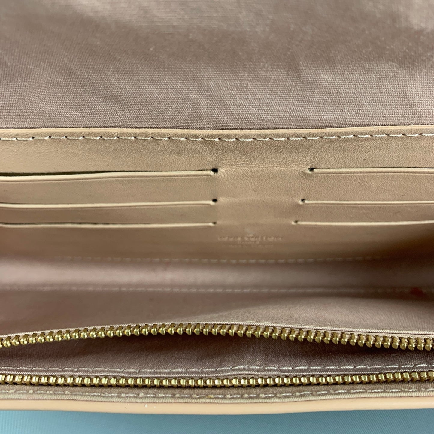 LOUIS VUITTON Vernis Sunset Blvd Beige Embossed Patent Leather Clutch