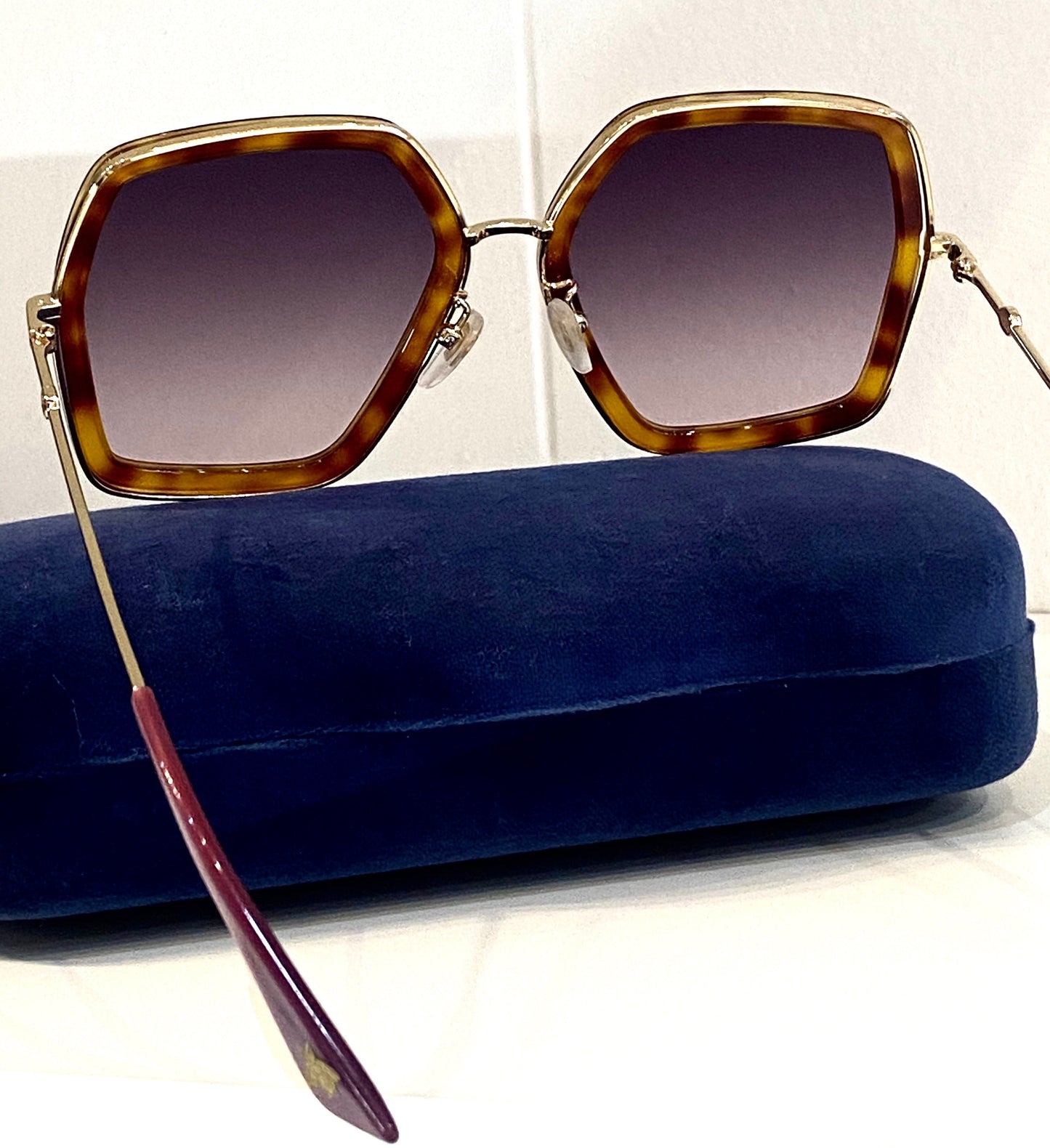 GUCCI OVERSIZED SUNGLASSES