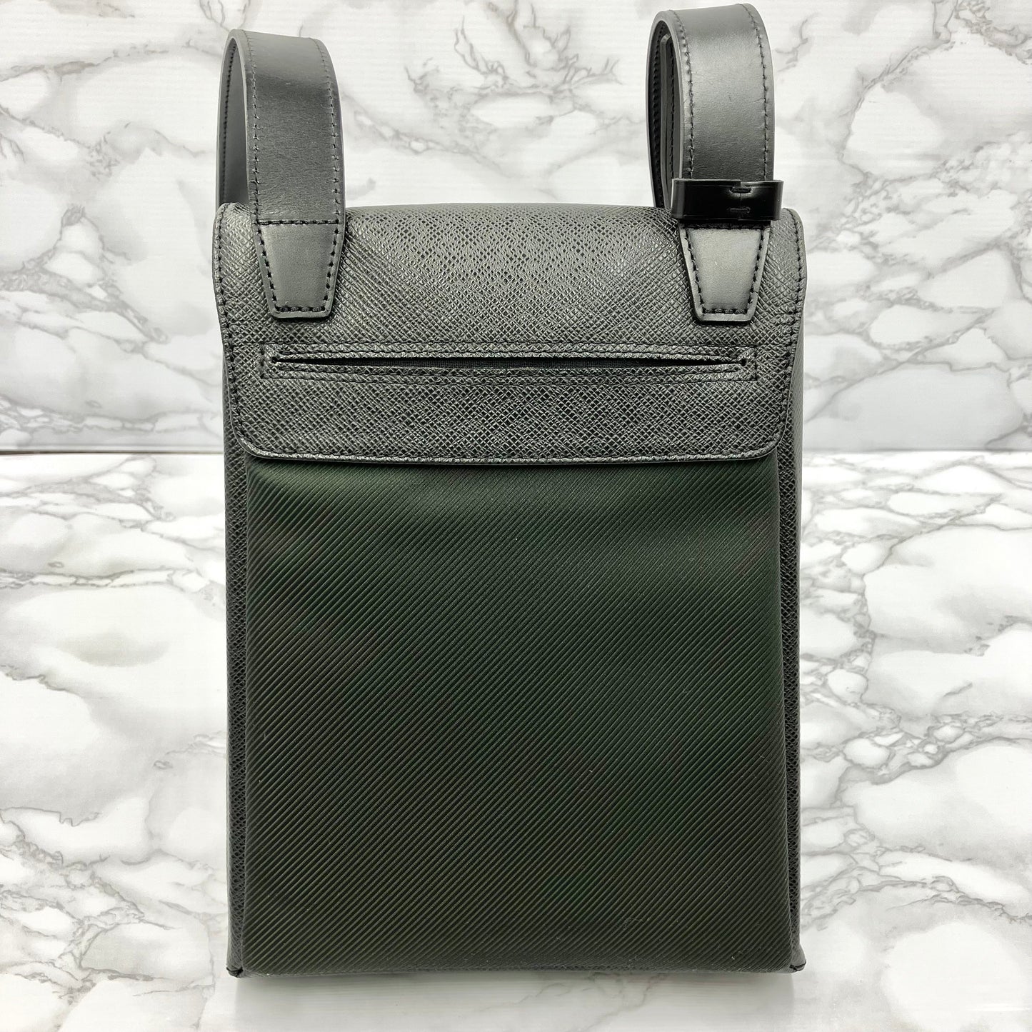 LOUIS VUITTON Taiga Shoulder Bag