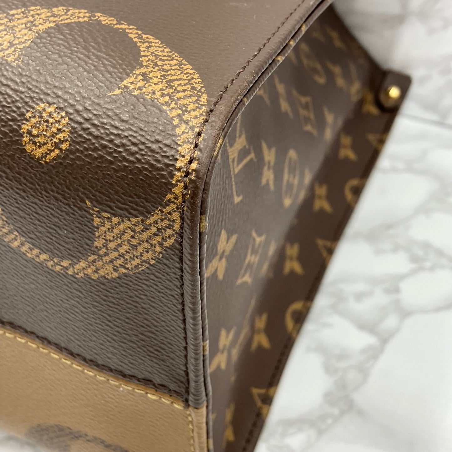 LOUIS VUITTON On The Go MM Monogram Giant Reverse