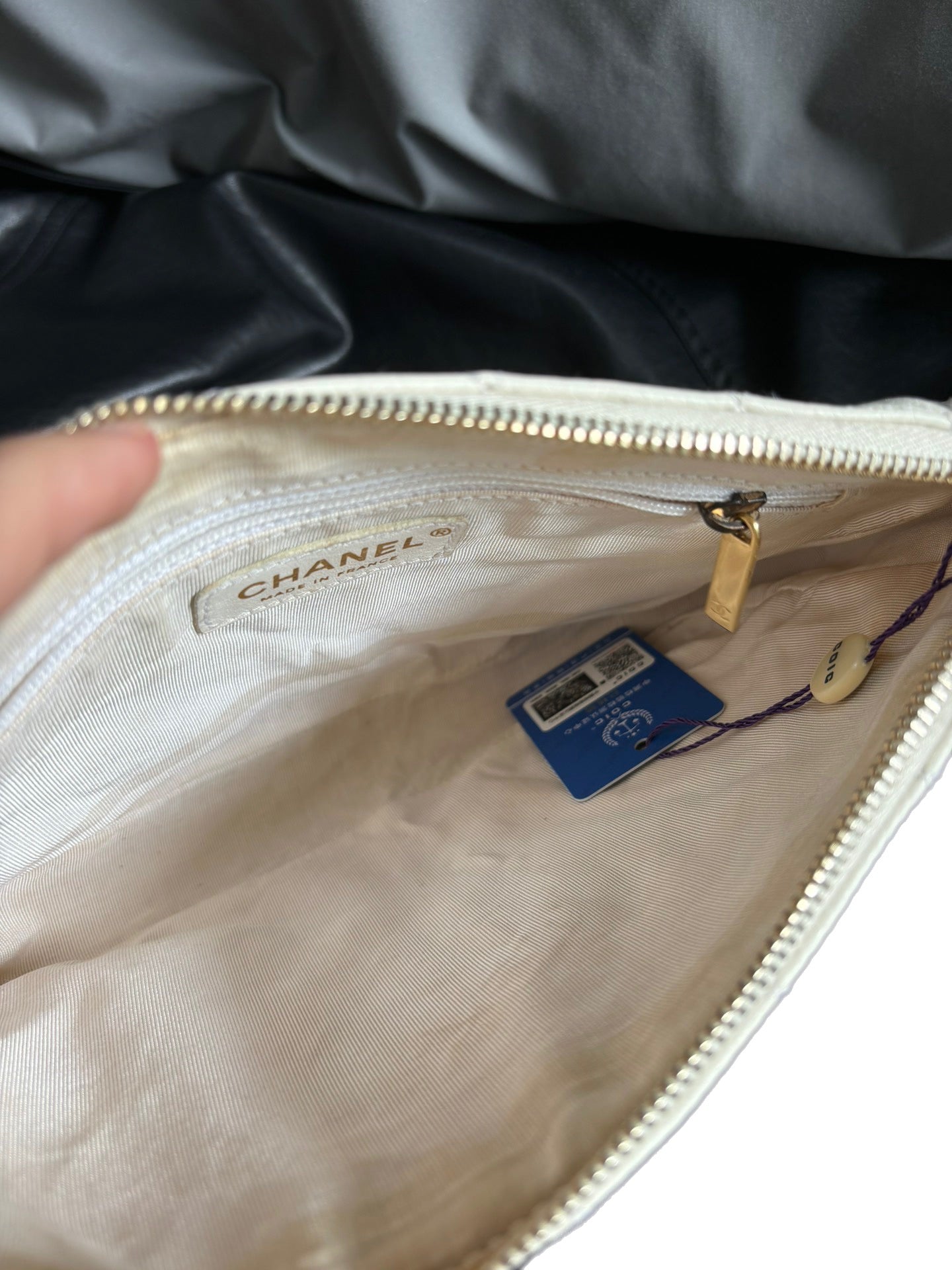 Chanel Clutch Shoulder Bag White Caviar Leather Gold Hardware
