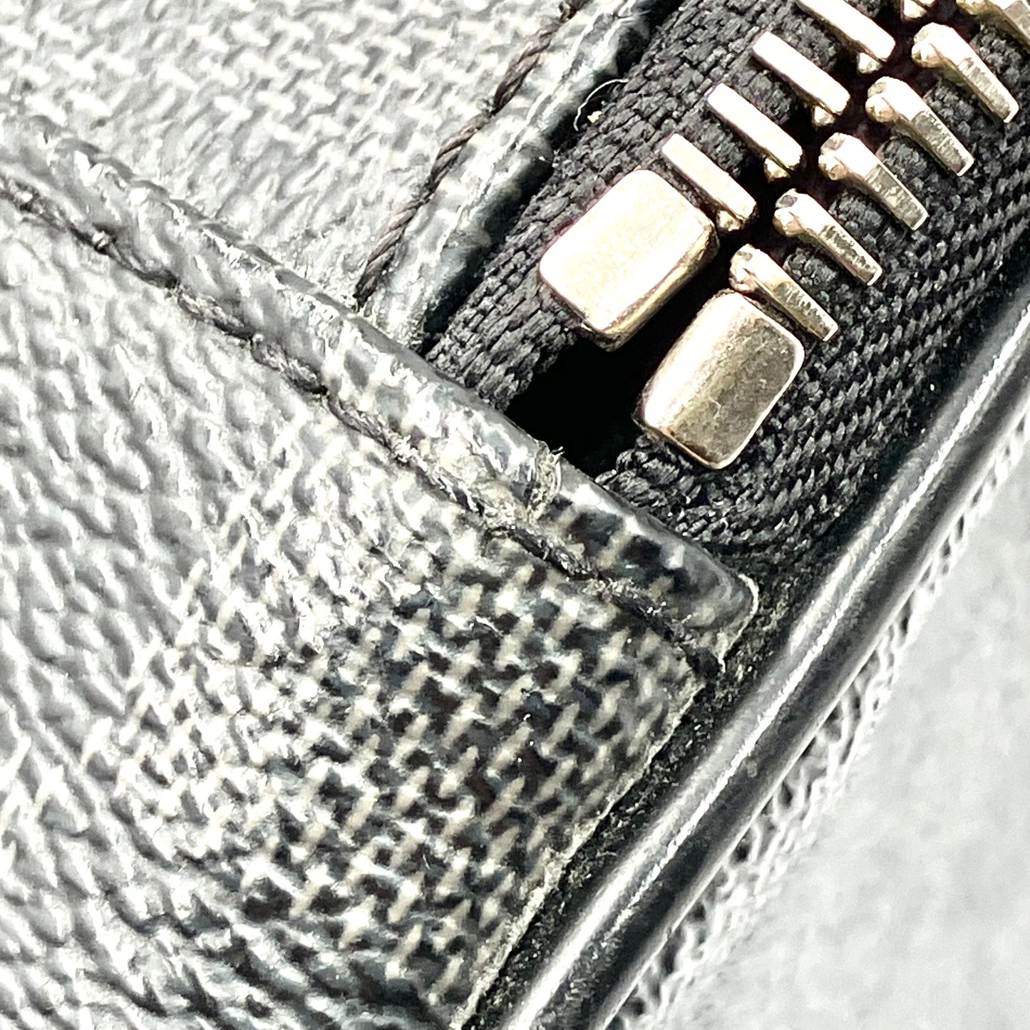 LOUIS VUITTON Damier Graphite Ambler