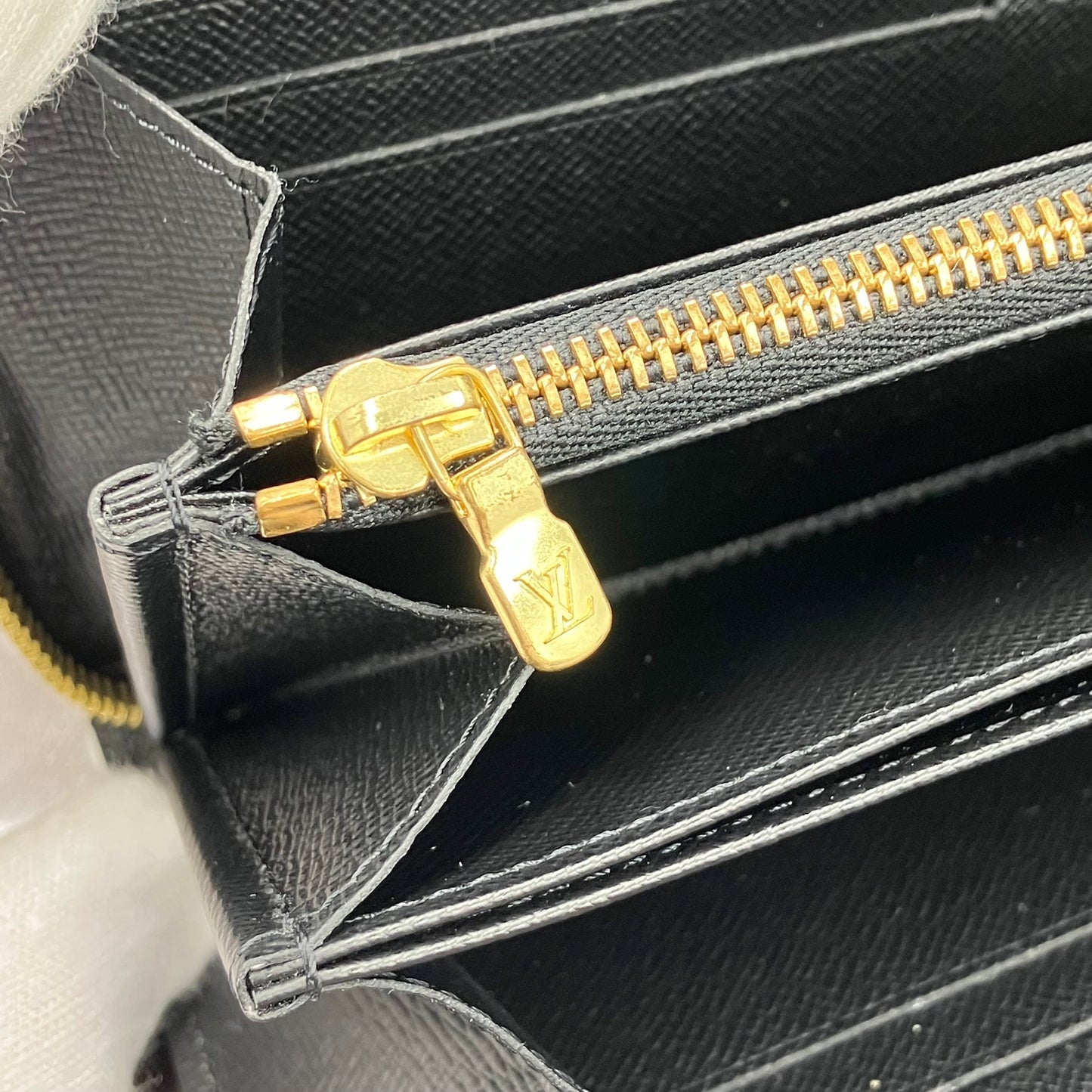 LOUIS VUITTON Giant Monogram Zippy