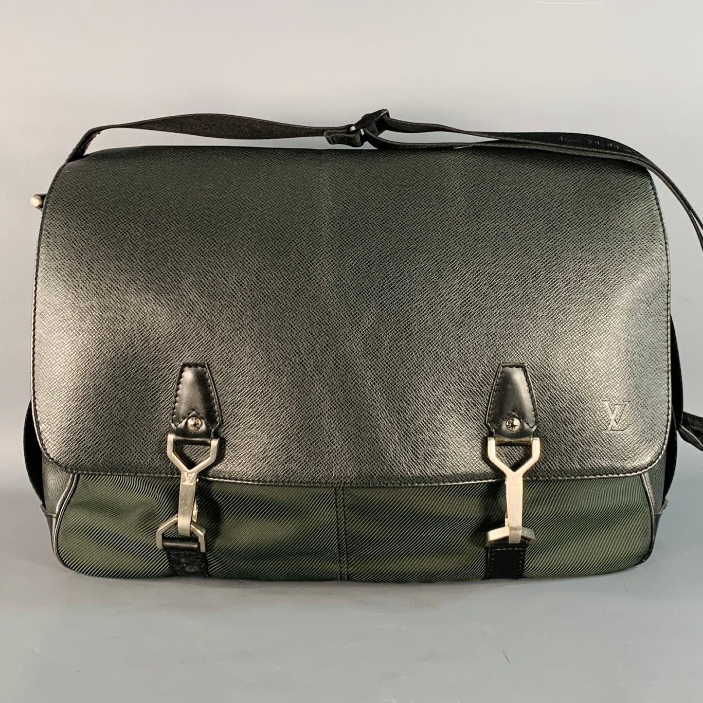 LOUIS VUITTON Dersou Taiga Black Green Nylon Twill Leather Messenger Bag