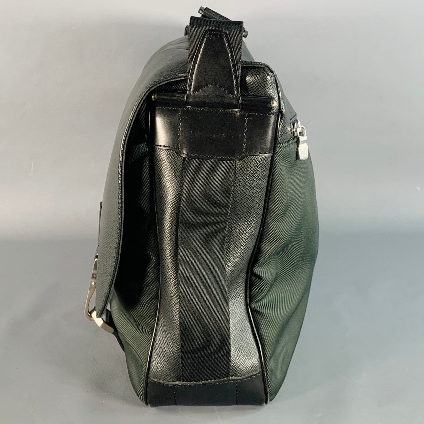 LOUIS VUITTON Dersou Taiga Black Green Nylon Twill Leather Messenger Bag