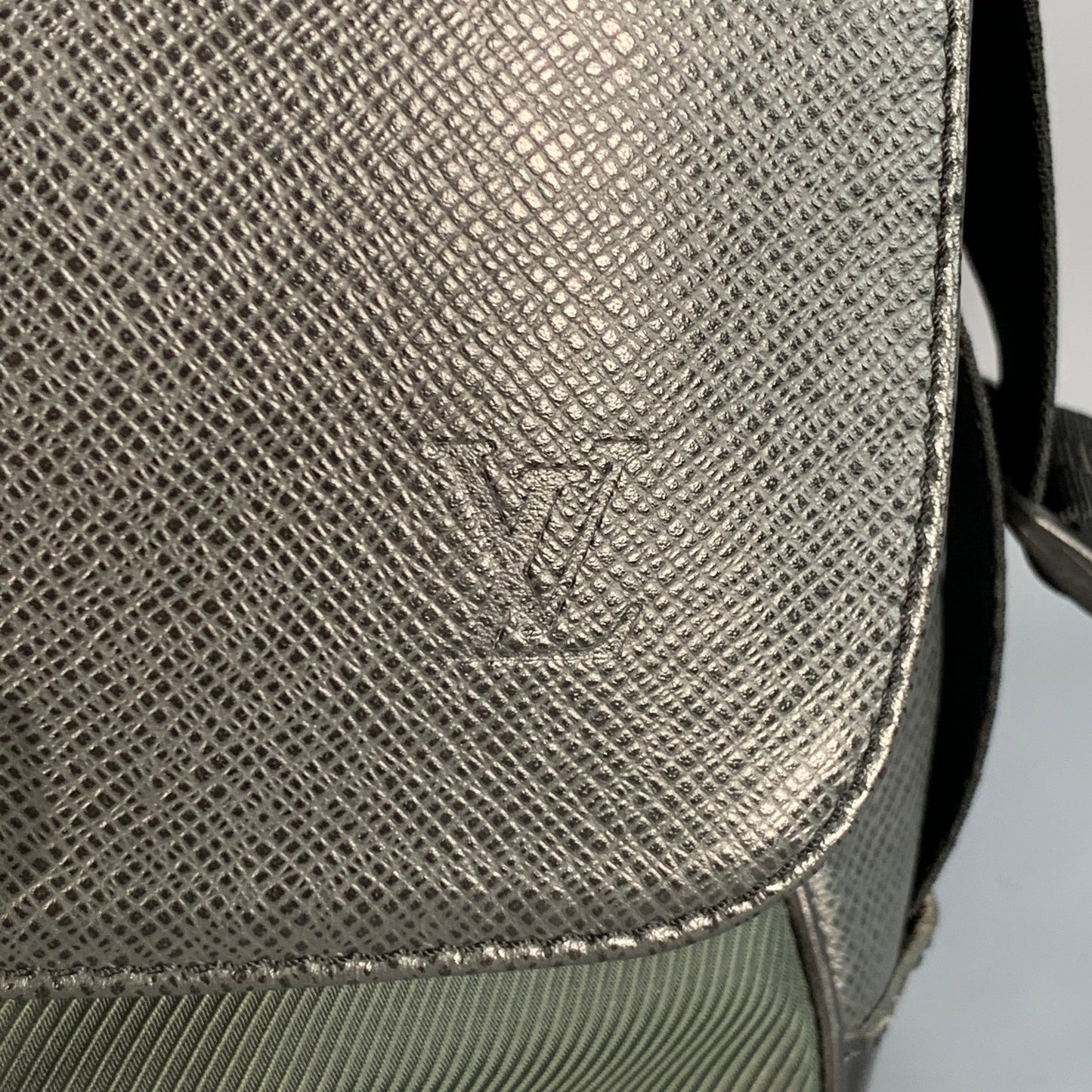 LOUIS VUITTON Dersou Taiga Black Green Nylon Twill Leather Messenger Bag