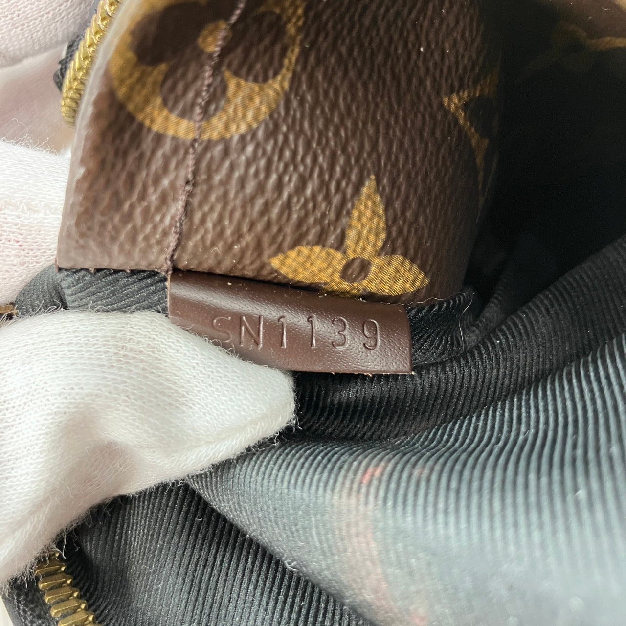 LOUIS VUITTON Miroir