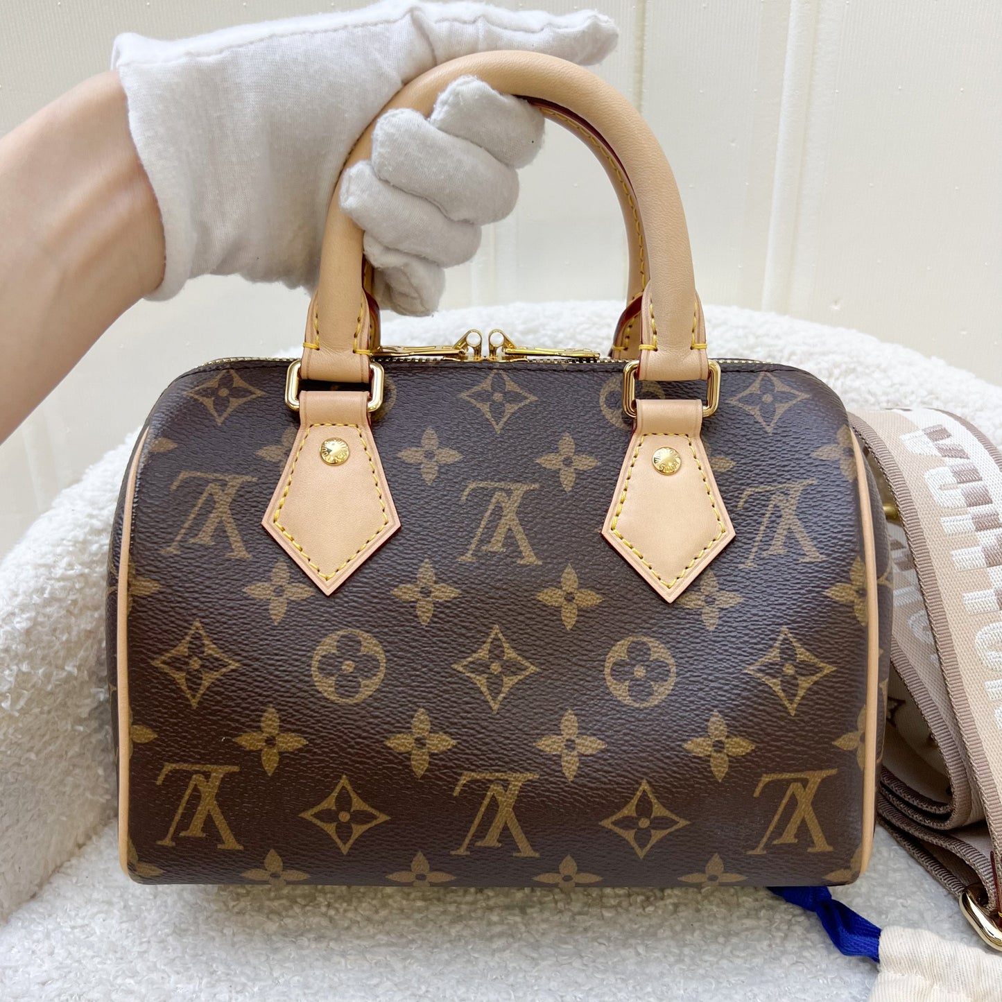 LV Speedy Bandouliere 20 in Monogram Canvas and Adjustable Beige Patterned Strap