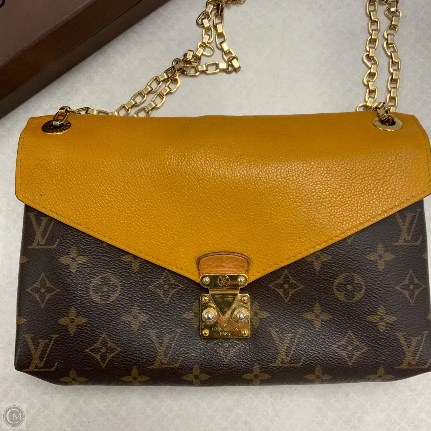 Crossbody Luxury Designer By Louis Vuitton, Size: Medium