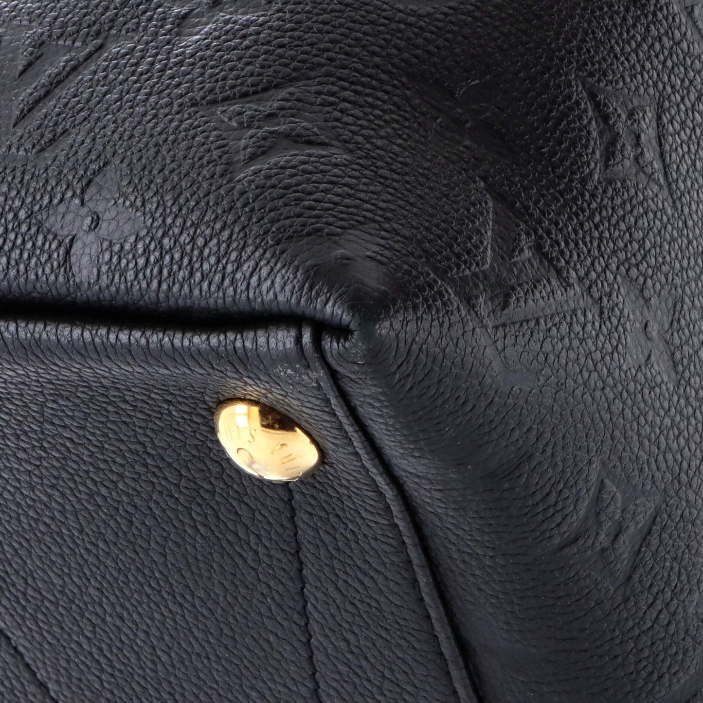 V Tote Monogram Empreinte Leather MM