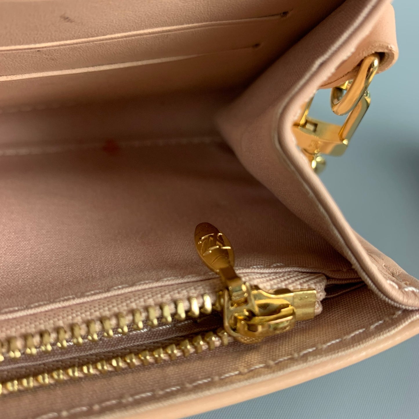 LOUIS VUITTON Vernis Sunset Blvd Beige Embossed Patent Leather Clutch