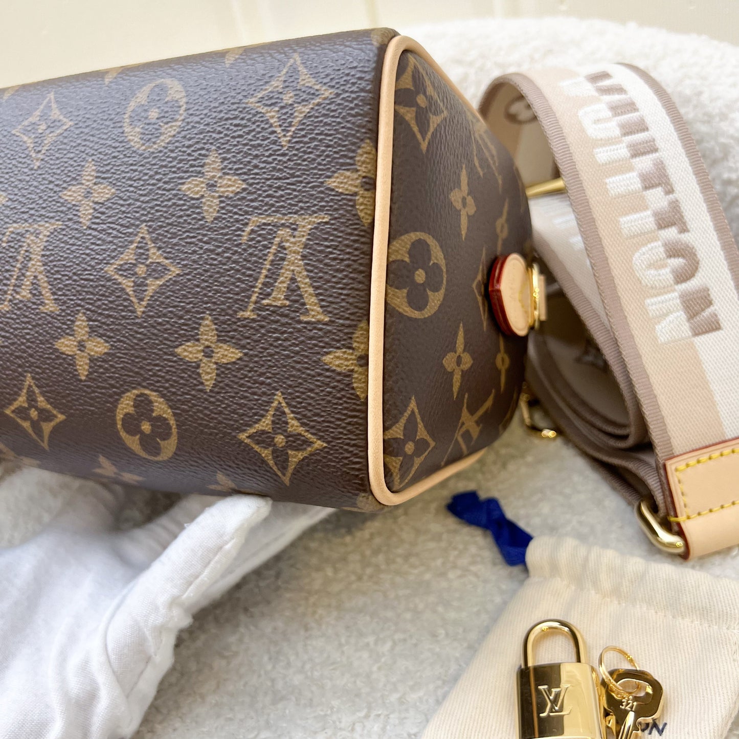 LV Speedy Bandouliere 20 in Monogram Canvas and Adjustable Beige Patterned Strap