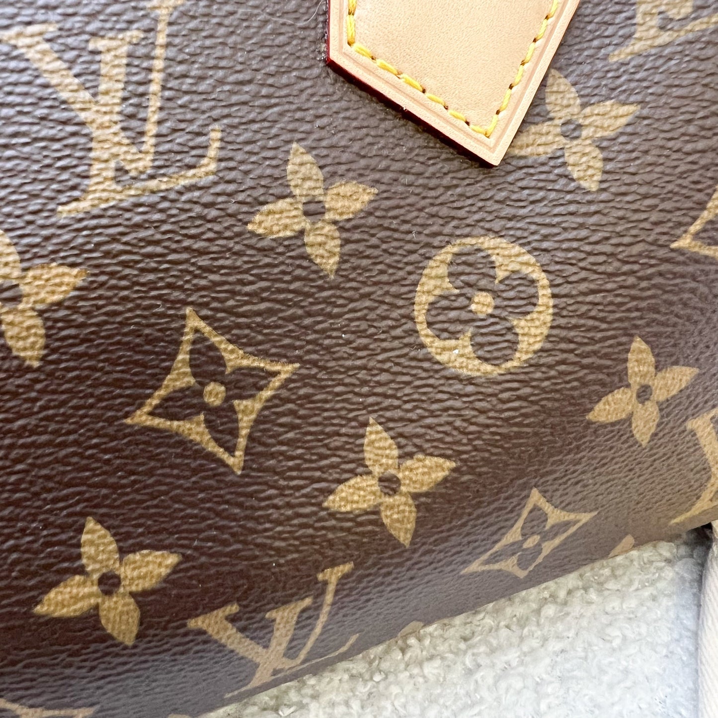 LV Speedy Bandouliere 20 in Monogram Canvas and Adjustable Beige Patterned Strap