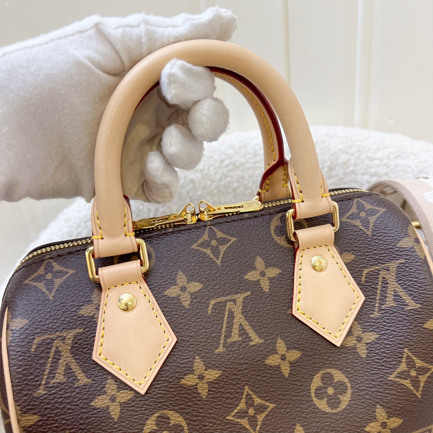 LV Speedy Bandouliere 20 in Monogram Canvas and Adjustable Beige Patterned Strap