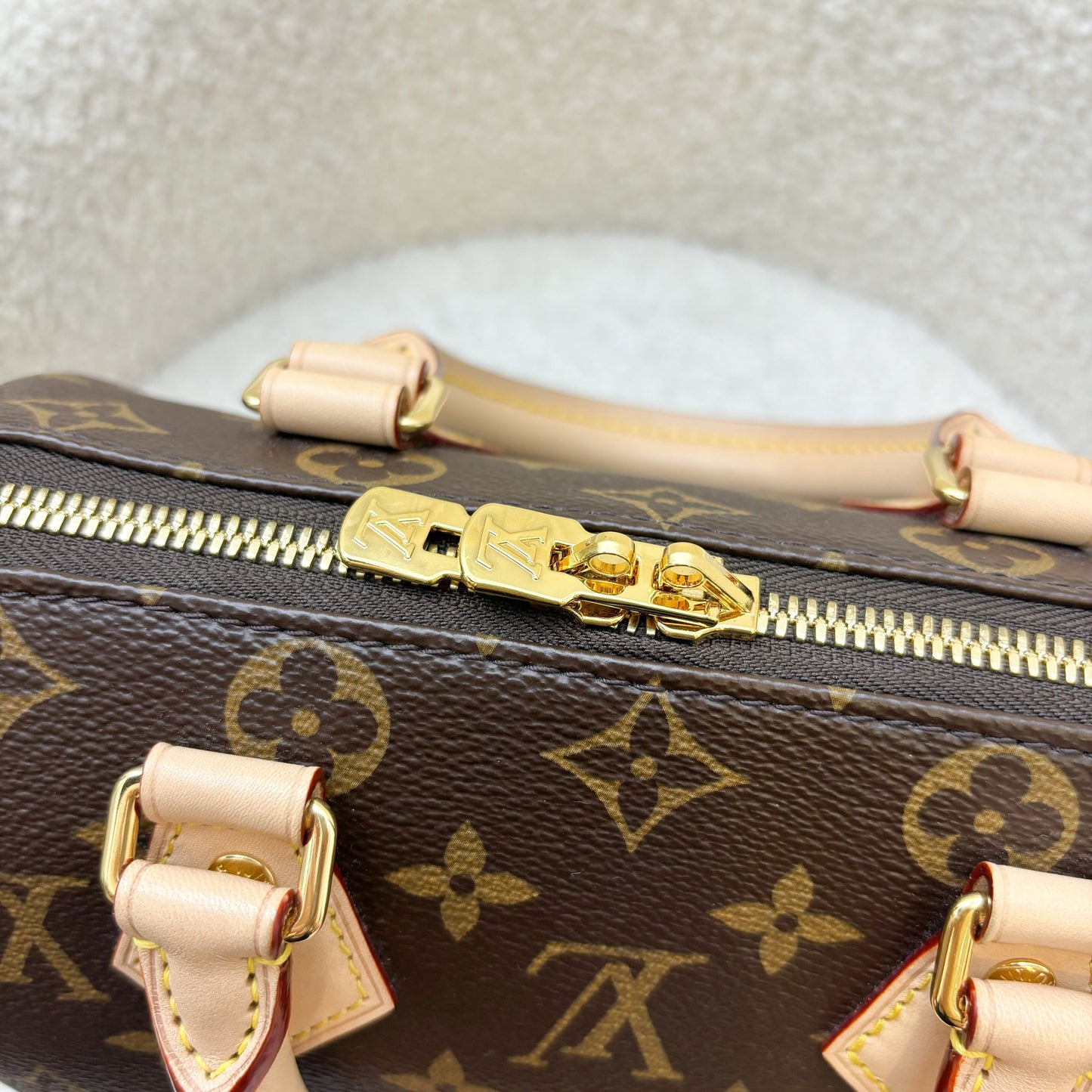 LV Speedy Bandouliere 20 in Monogram Canvas and Adjustable Beige Patterned Strap