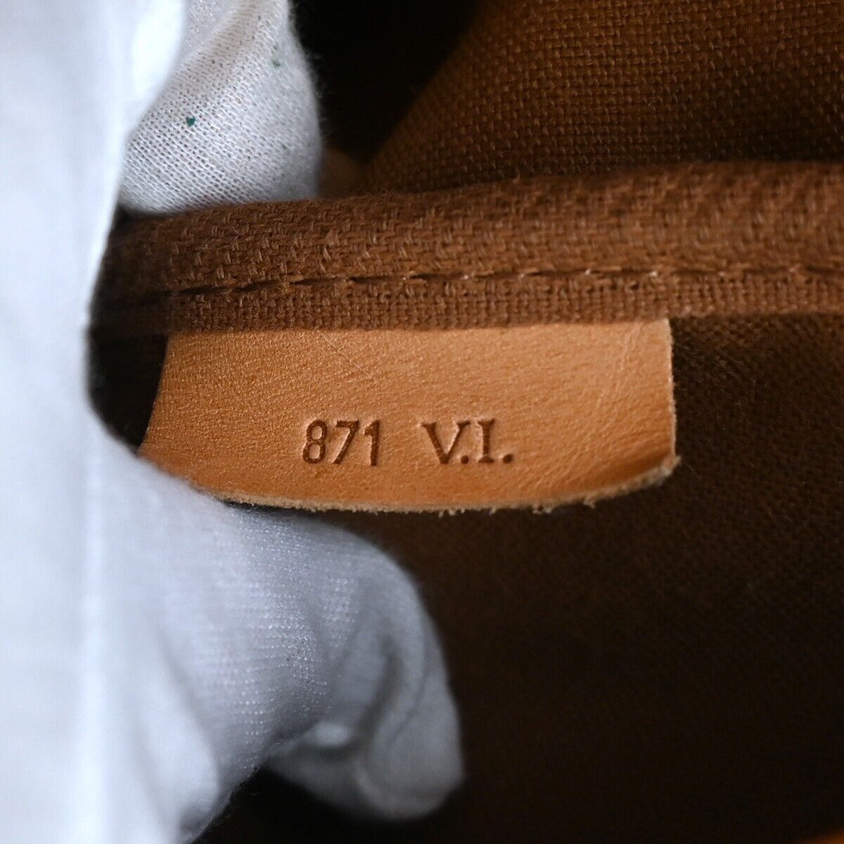 Louis Vuitton Saumur 43  Canvas Shoulder Bag ()