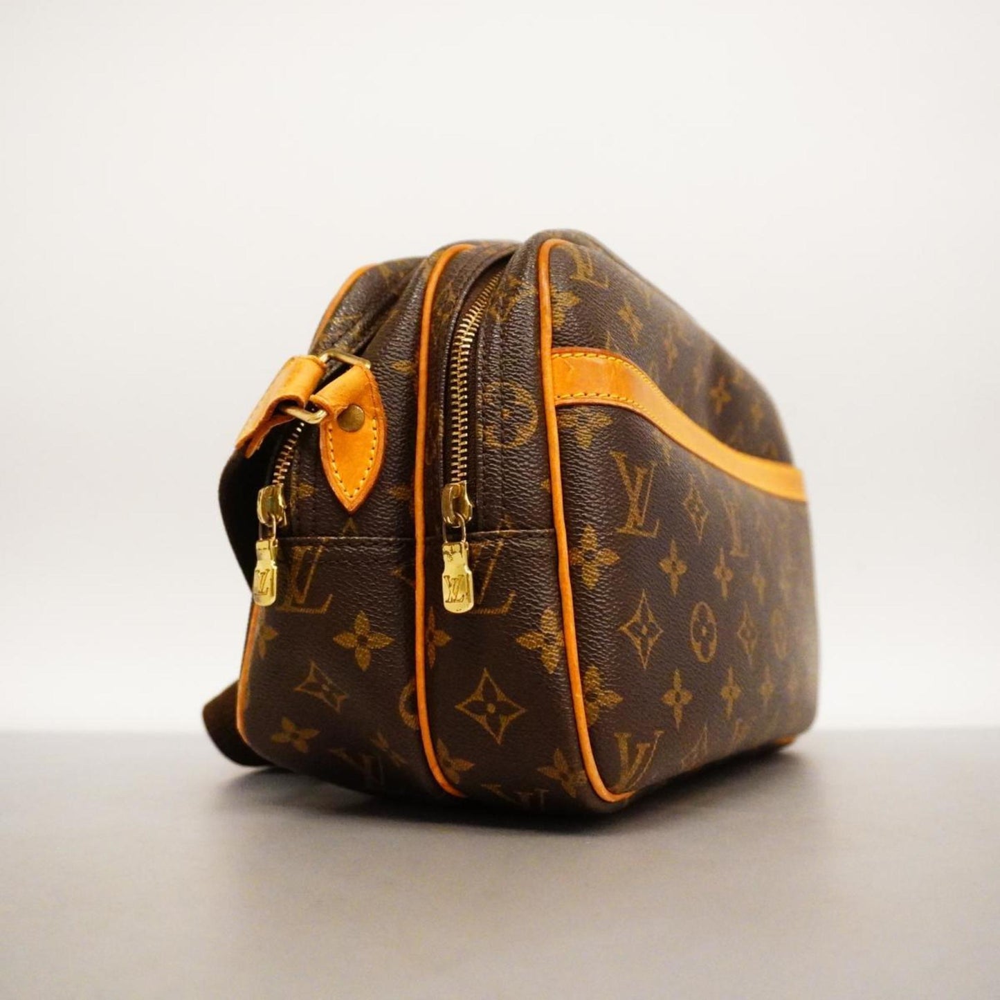 Louis Vuitton Reporter  Canvas Shoulder Bag ()