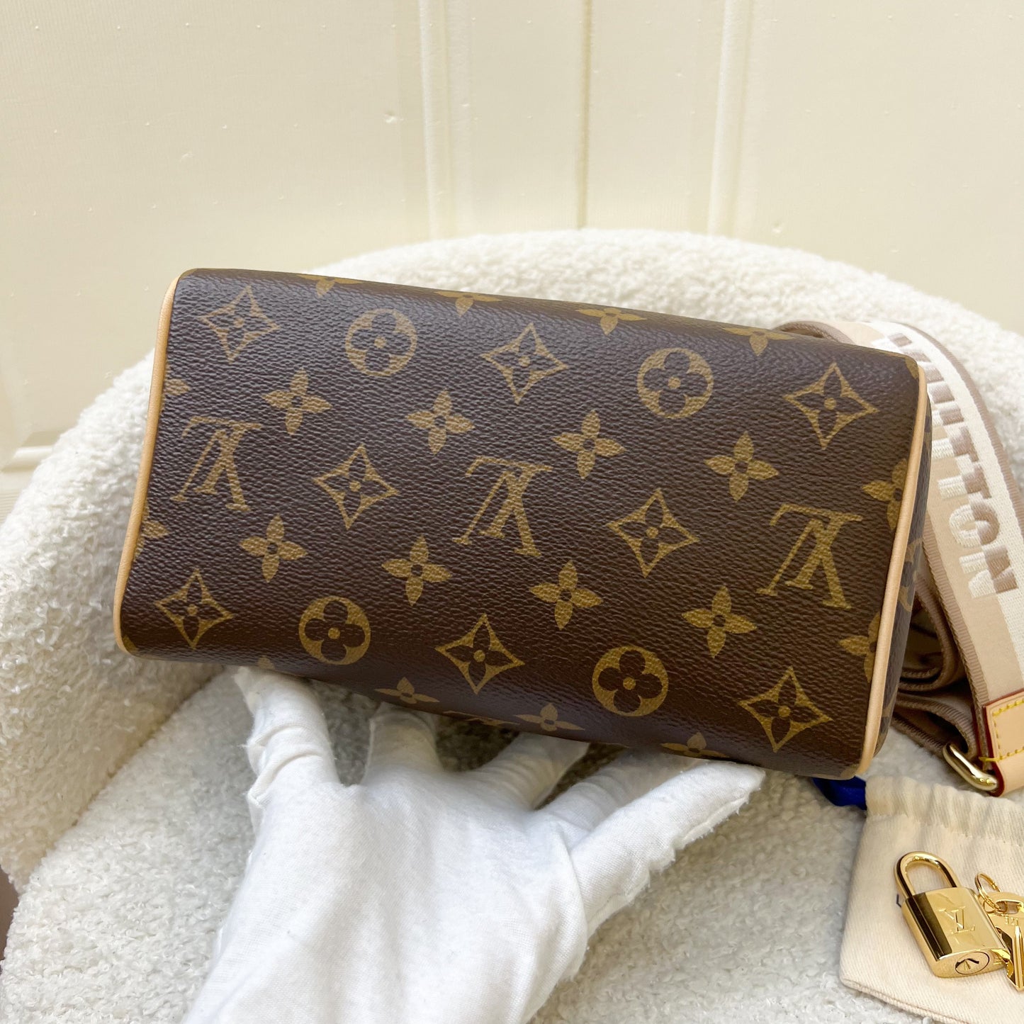 LV Speedy Bandouliere 20 in Monogram Canvas and Adjustable Beige Patterned Strap