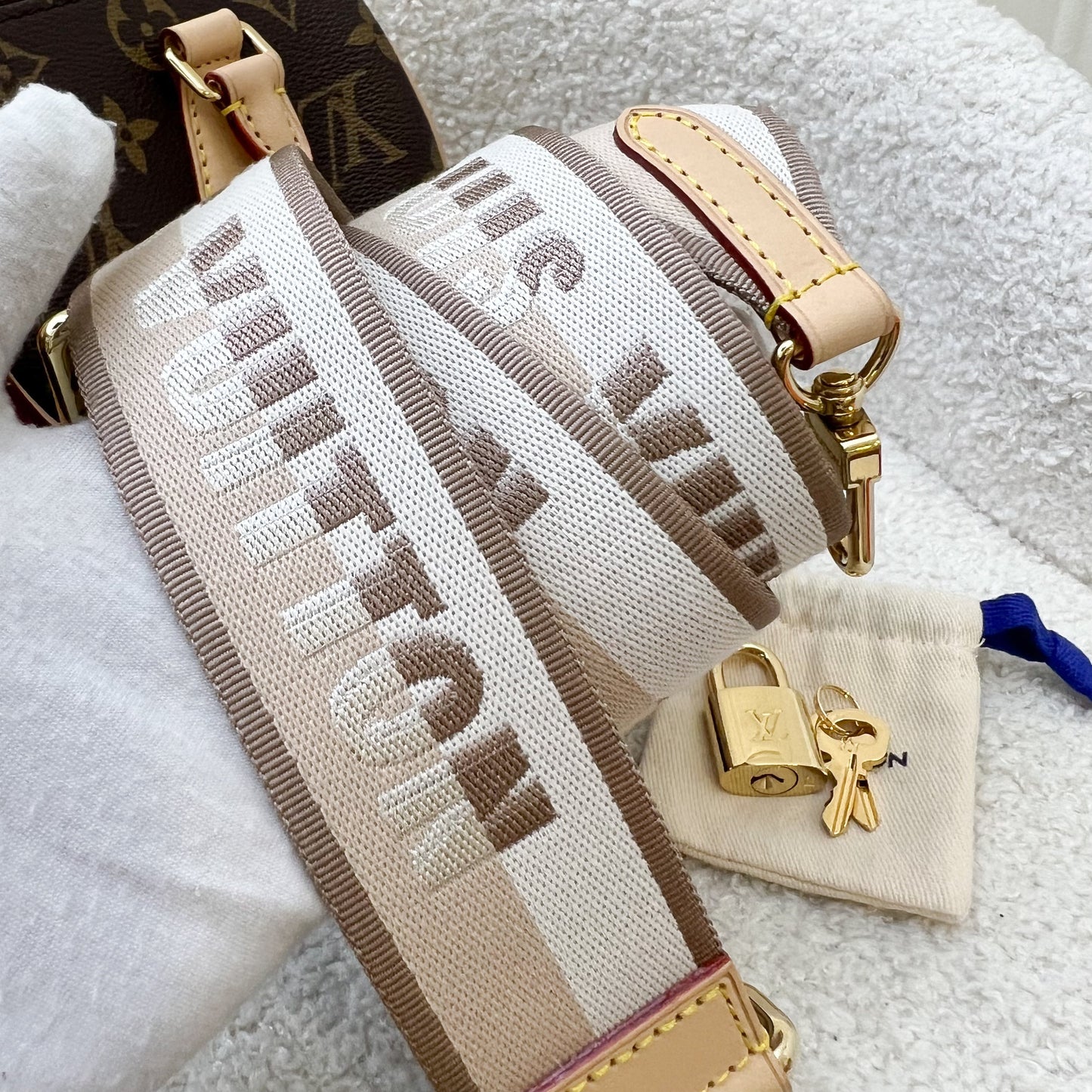 LV Speedy Bandouliere 20 in Monogram Canvas and Adjustable Beige Patterned Strap