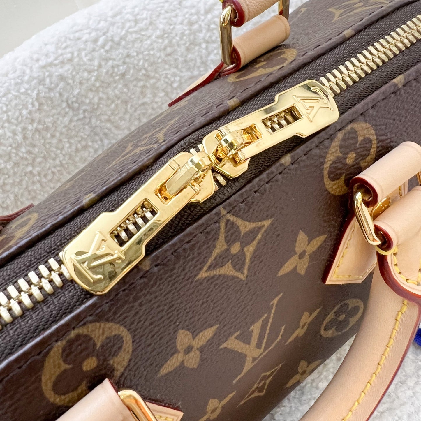 LV Speedy Bandouliere 20 in Monogram Canvas and Adjustable Beige Patterned Strap