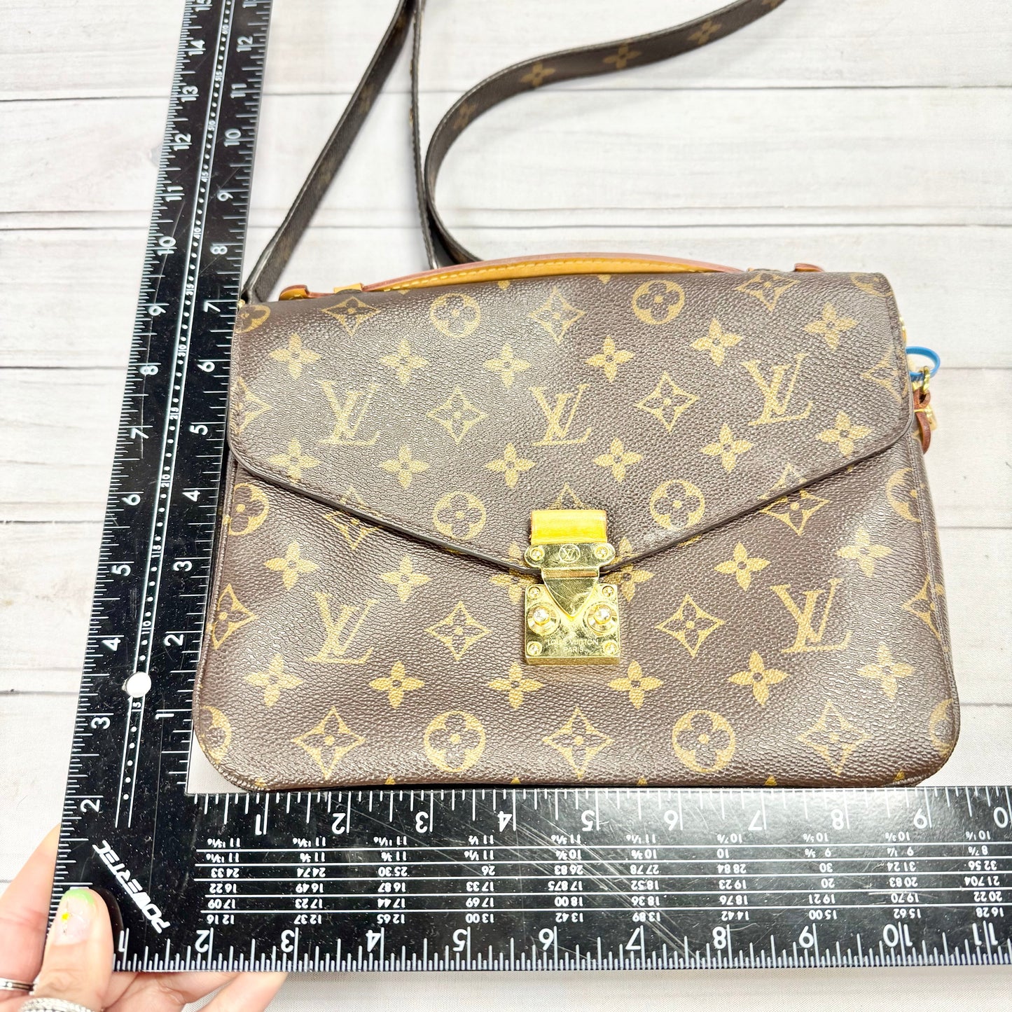 Crossbody Luxury Designer By Louis Vuitton, Size: Small