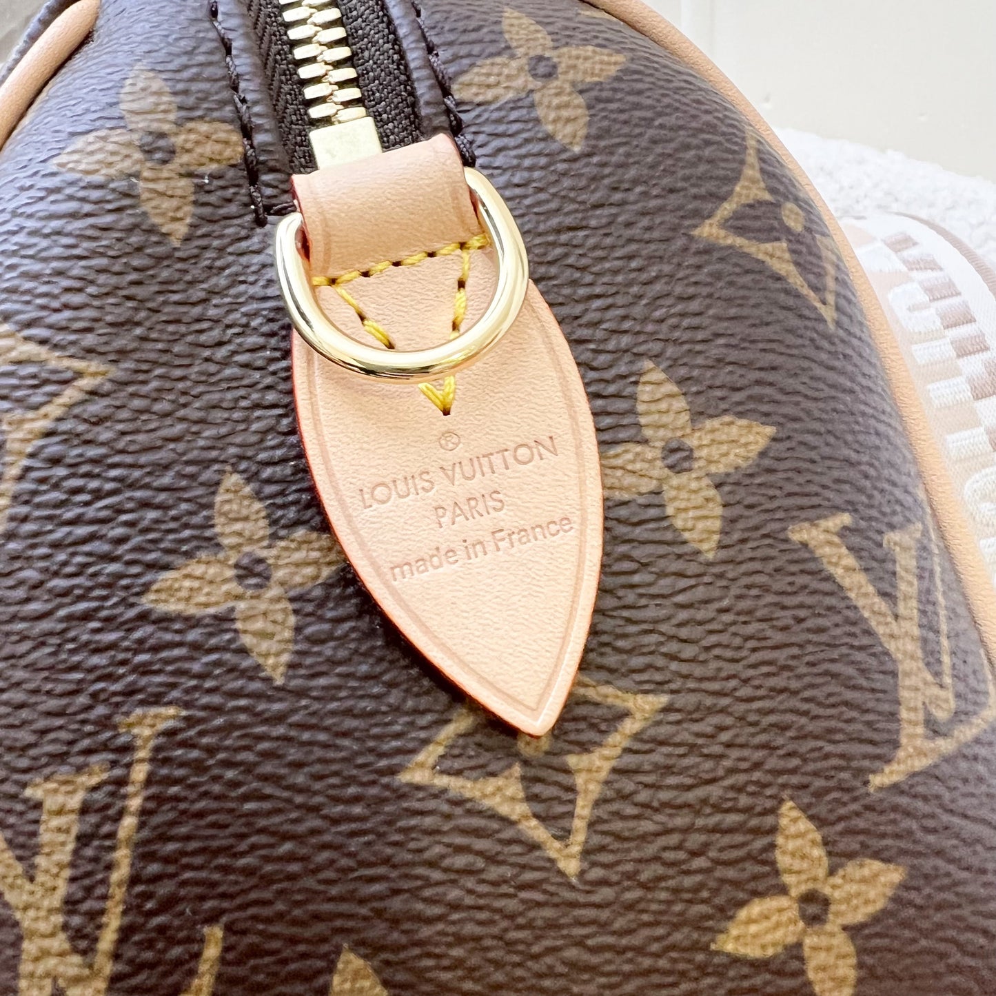 LV Speedy Bandouliere 20 in Monogram Canvas and Adjustable Beige Patterned Strap