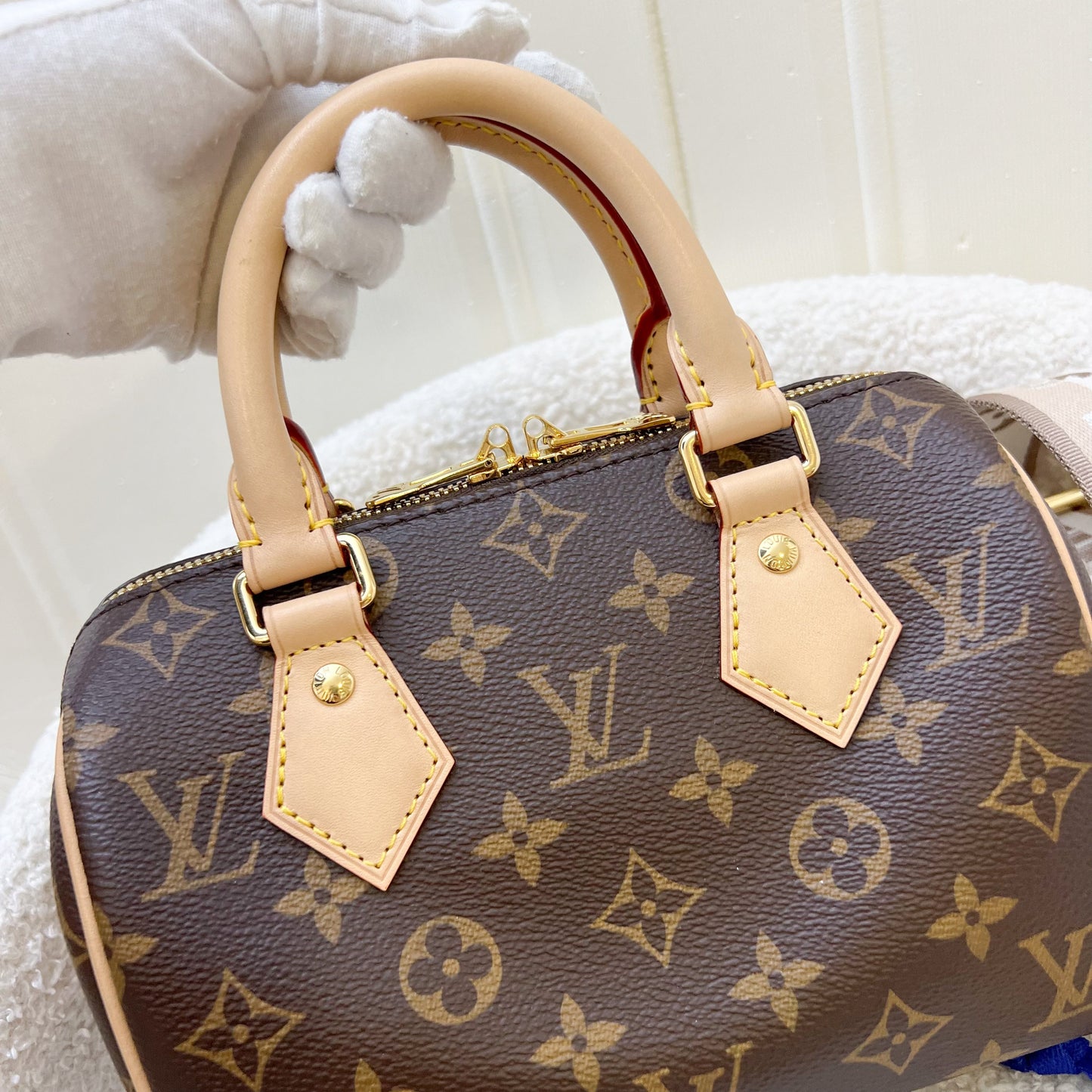 LV Speedy Bandouliere 20 in Monogram Canvas and Adjustable Beige Patterned Strap