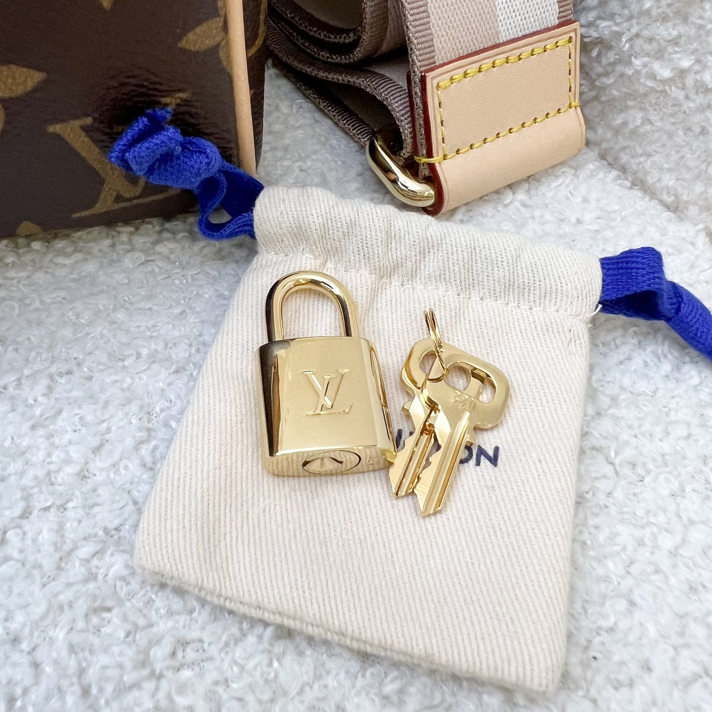 LV Speedy Bandouliere 20 in Monogram Canvas and Adjustable Beige Patterned Strap