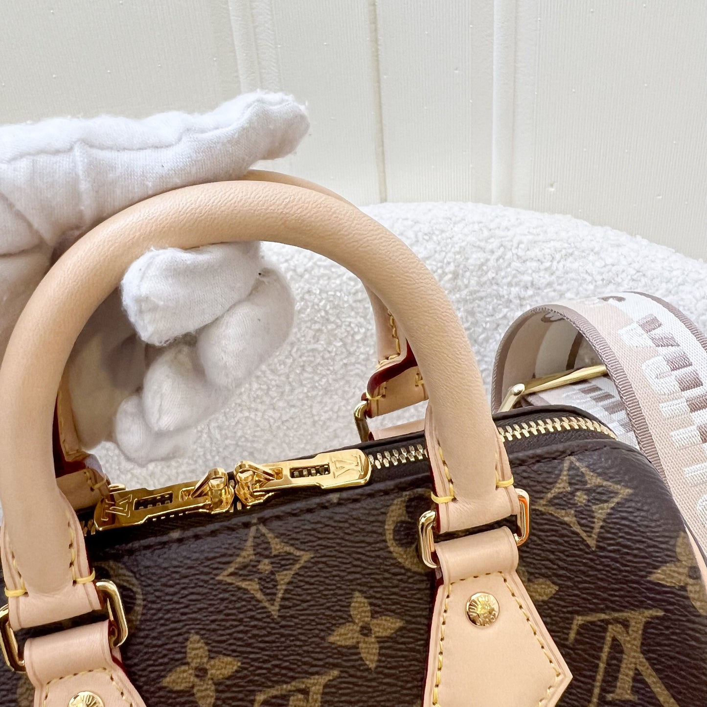 LV Speedy Bandouliere 20 in Monogram Canvas and Adjustable Beige Patterned Strap