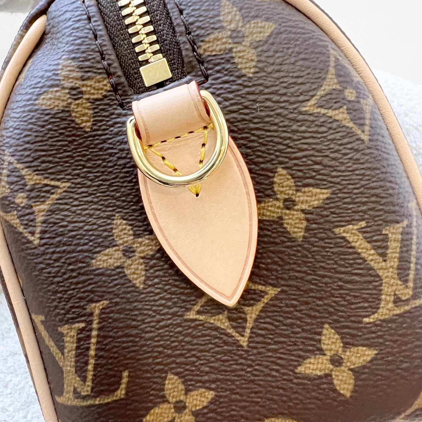 LV Speedy Bandouliere 20 in Monogram Canvas and Adjustable Beige Patterned Strap
