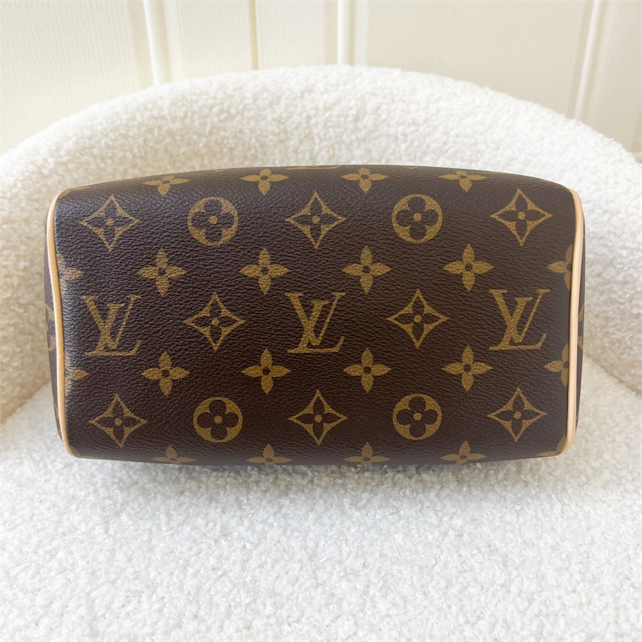LV Speedy Bandouliere 20 in Monogram Canvas GHW (Without Patterned Strap) + Monogram strap.