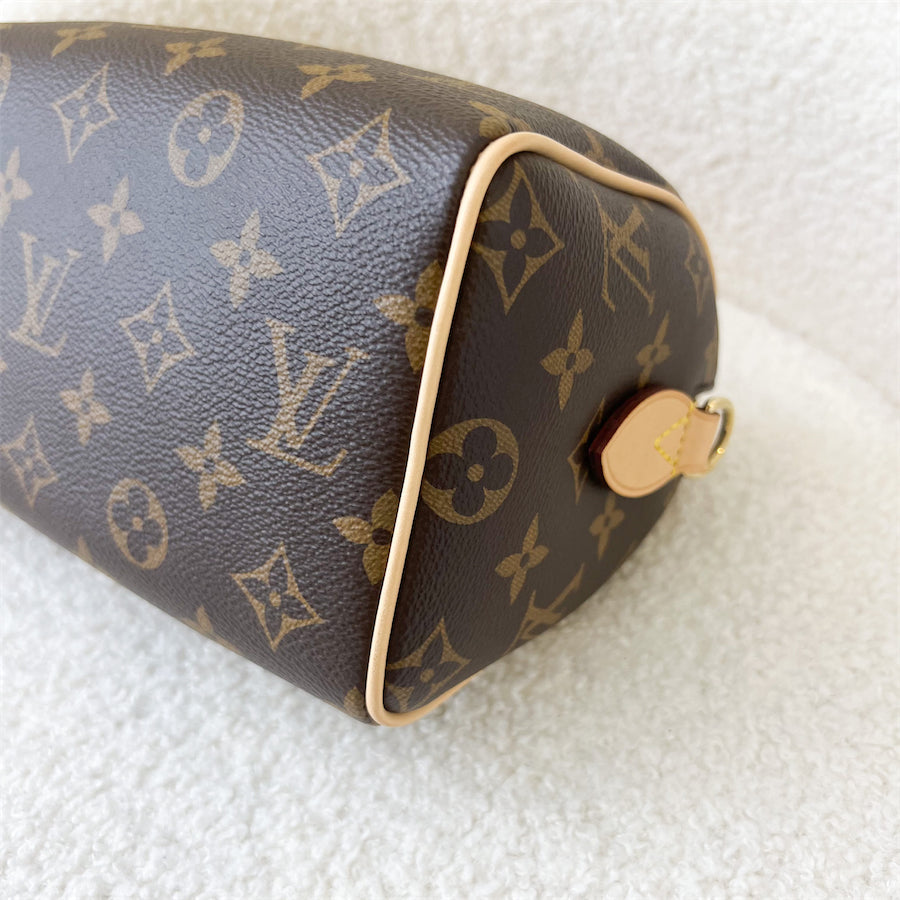 LV Speedy Bandouliere 20 in Monogram Canvas GHW (Without Patterned Strap) + Monogram strap.