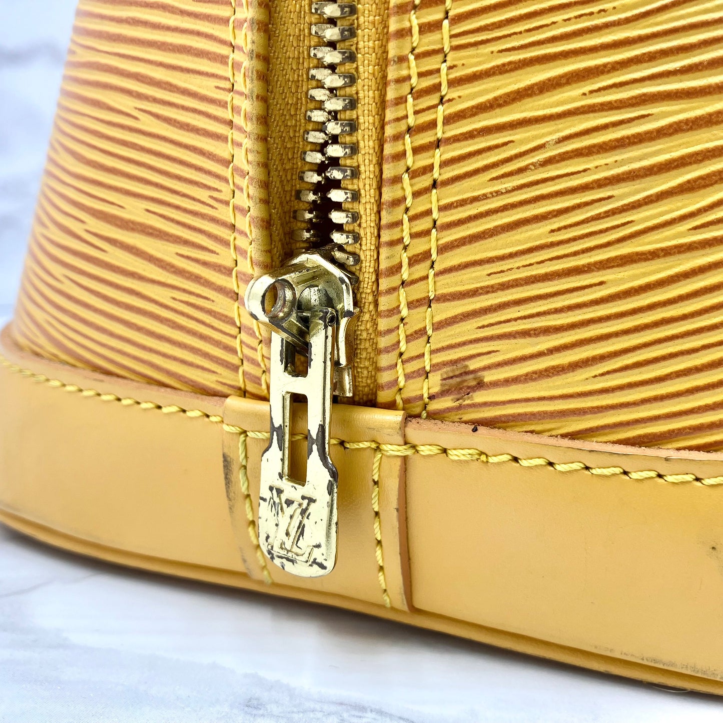 LOUIS VUITTON EPI Alma PM Strap
