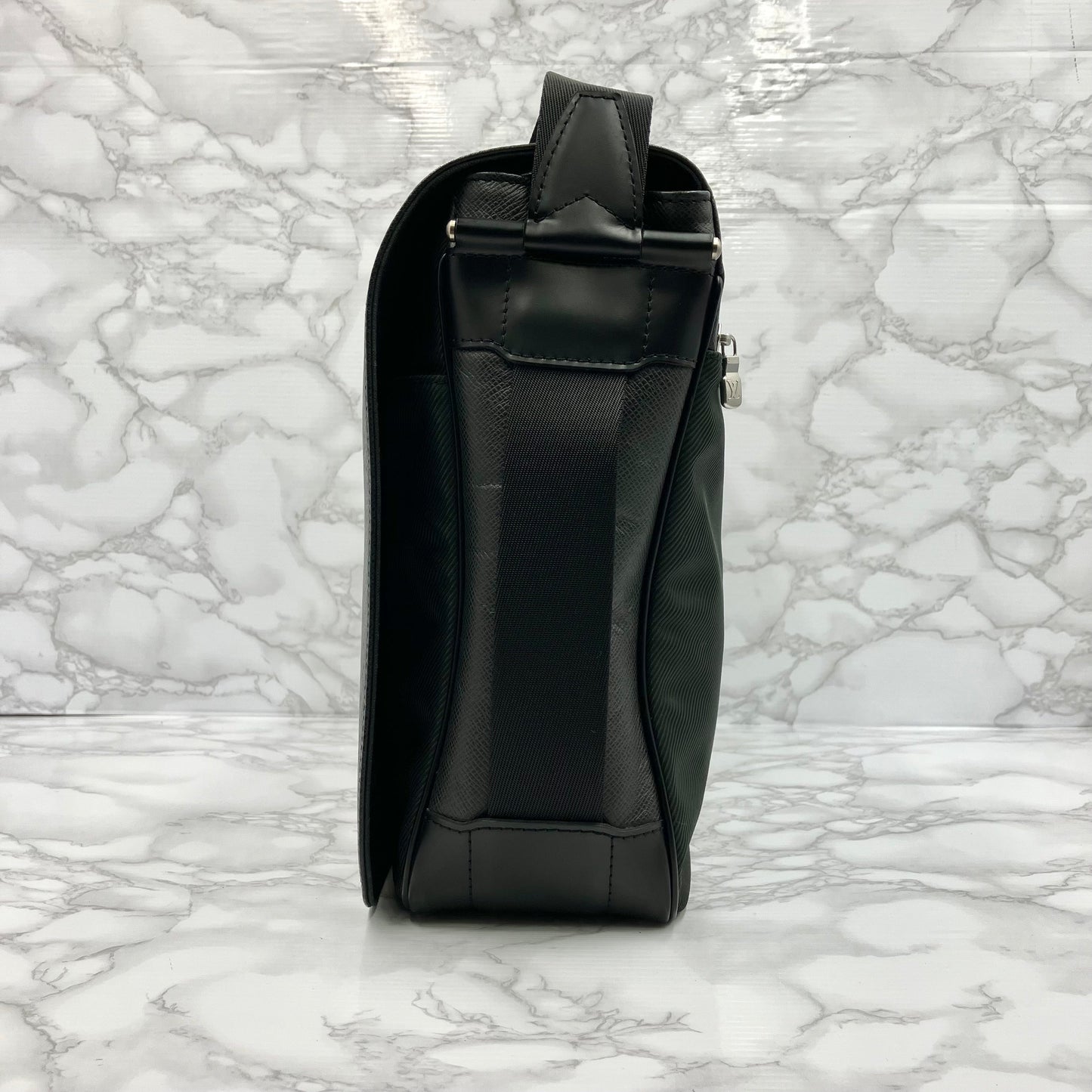 LOUIS VUITTON Taiga Victor Shoulder bag