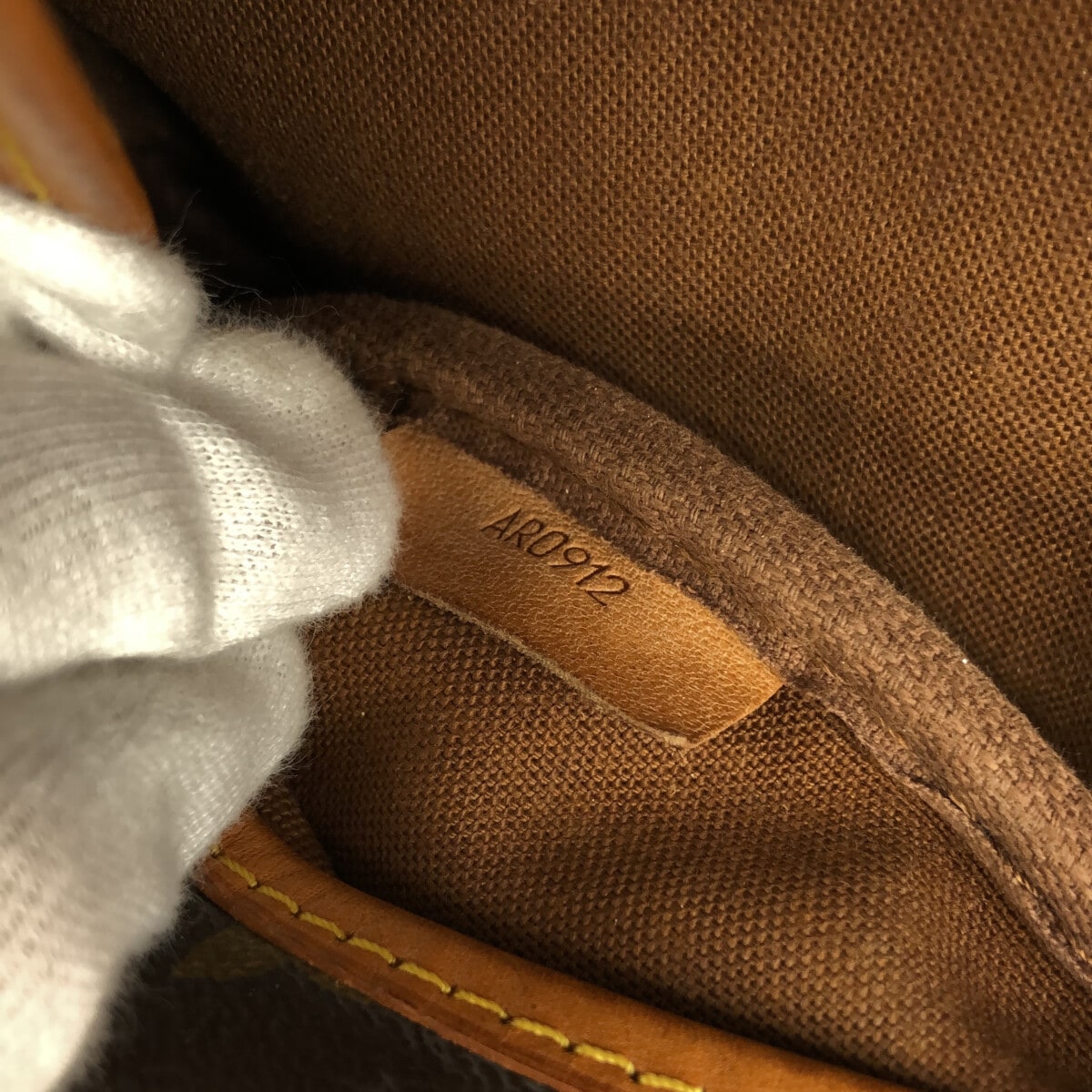 Louis Vuitton Saumur 30  Canvas Shoulder Bag ()