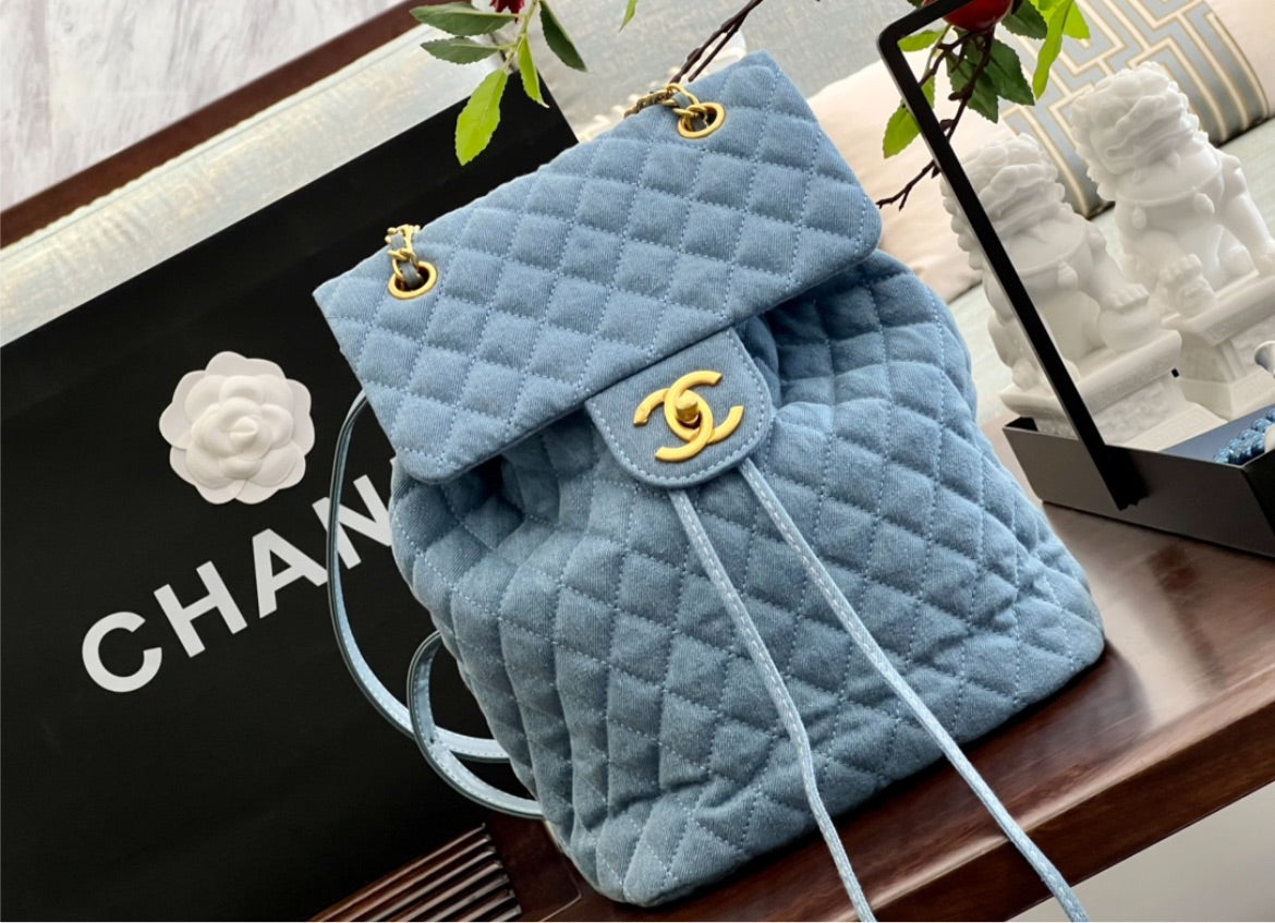 Woman Chanel shoulder backpack