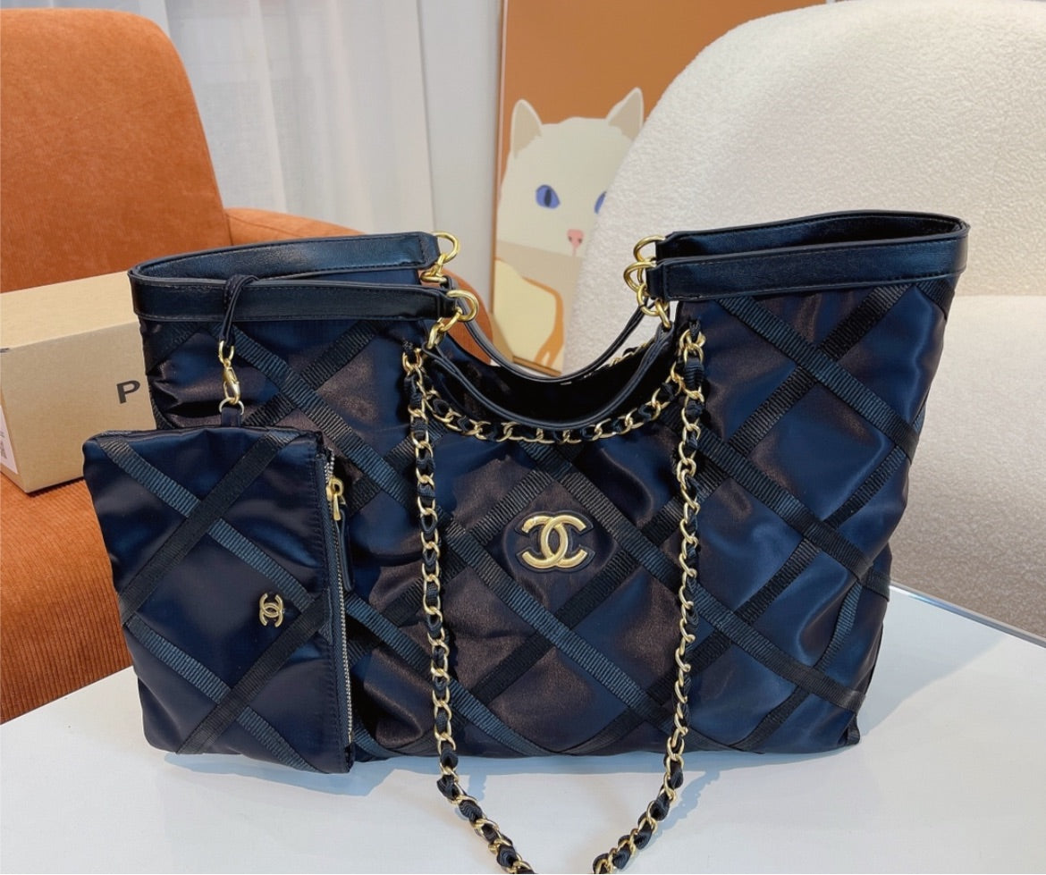 New woman Chanel shoulder handbag