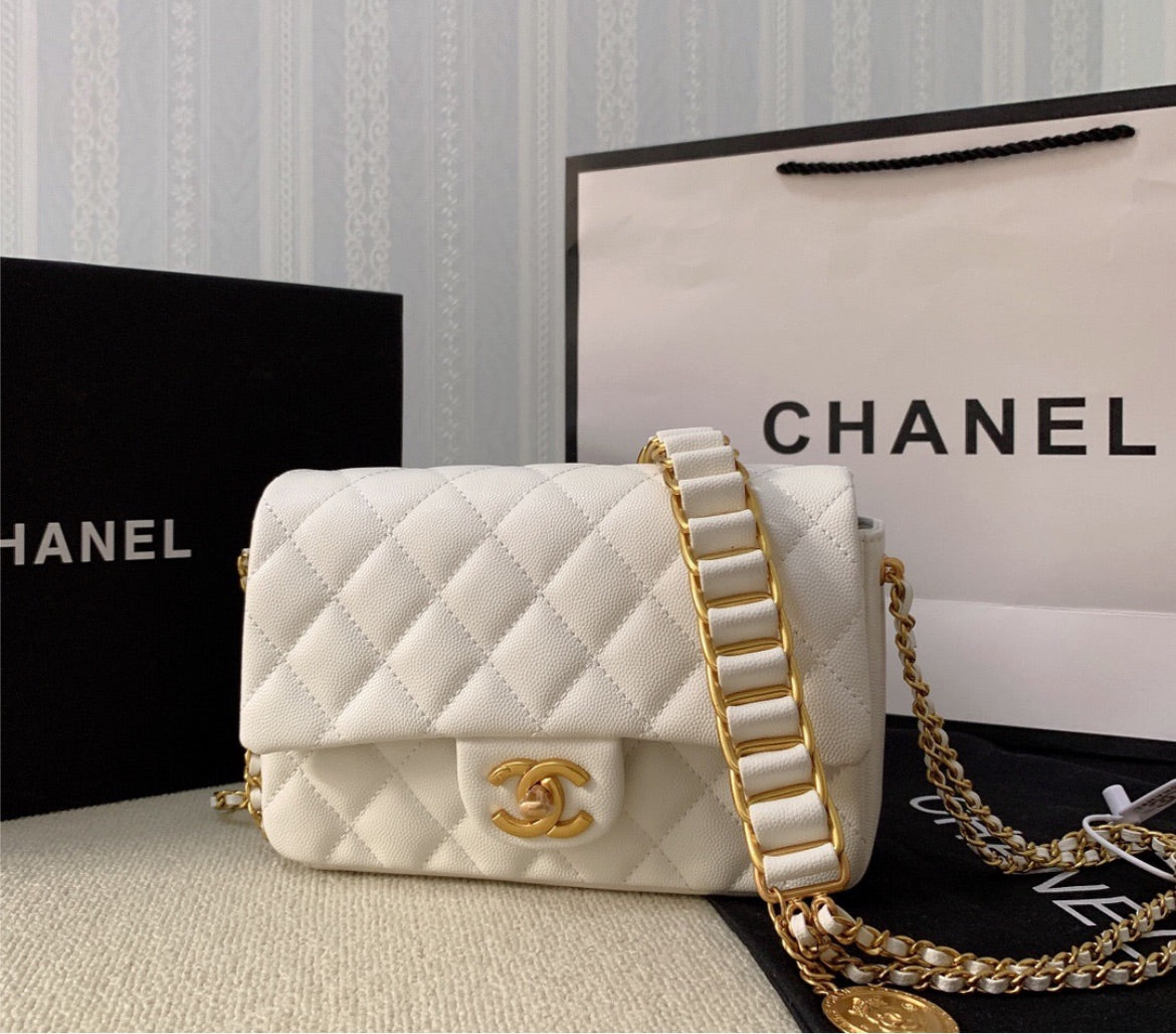 Woman Chanel shoulder handbag